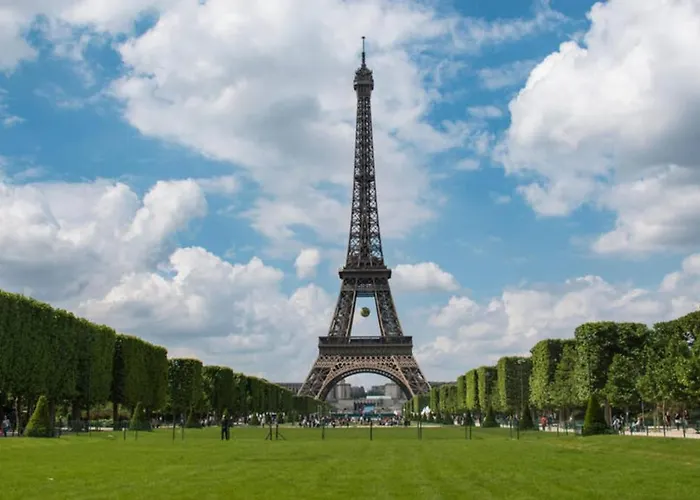Near Des Invalides By Weekome * París